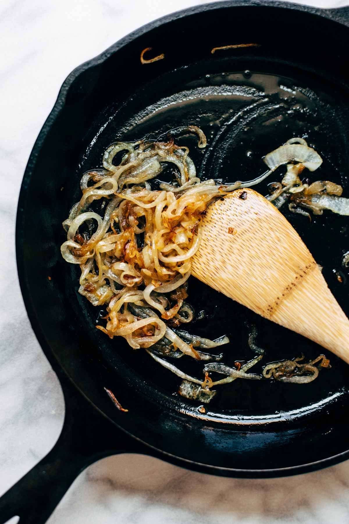 Skillet Chicken with Grapes and Caramelized Onions - an easy recipe that makes a perfect pair for a crisp green salad, quinoa, or fresh bread! | pinchofyum.com Skillet Chicken with Grapes and Caramelized Onions - an easy recipe that makes a perfect pair for a crisp green salad, quinoa, or fresh bread! | pinchofyum.com